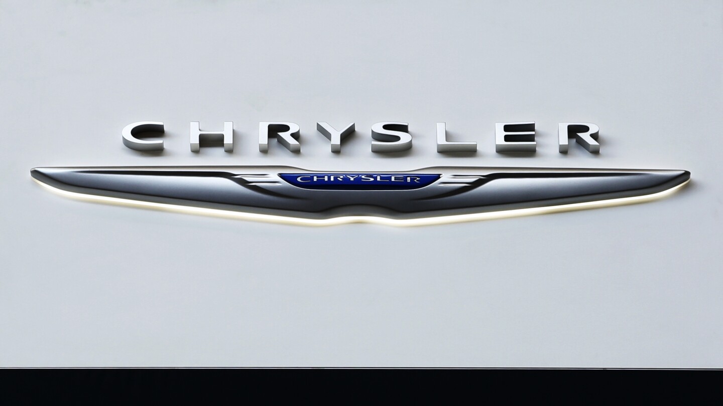 Chrysler recalls more than 211,000 SUVs and pickup trucks due to software malfunction