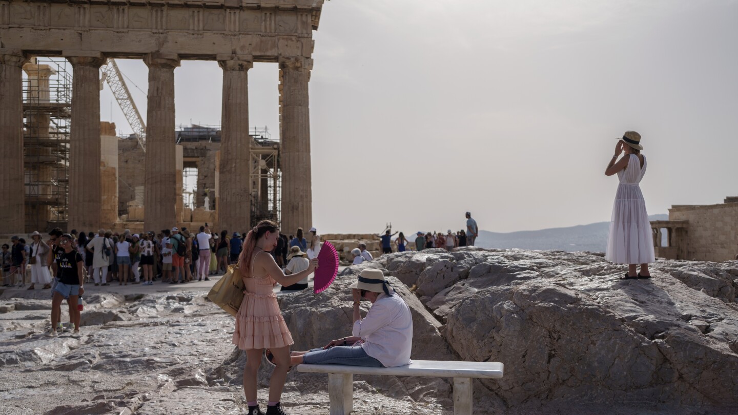 Heat forces Greek authorities to shut down Acropolis during afternoon hours for a second day running