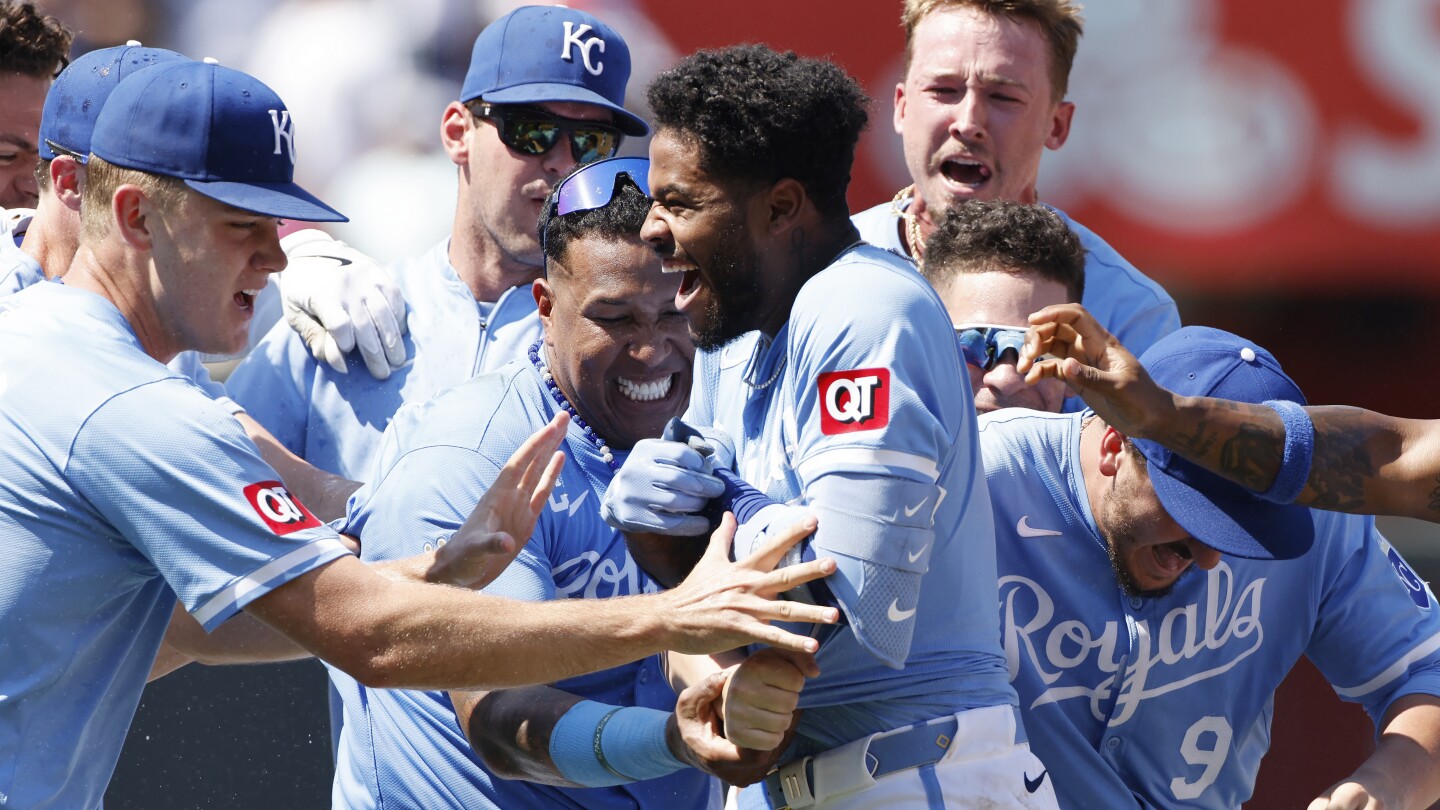 Garcia’s game-ending hit off Holmes gives Royals 4-3 win over Yankees