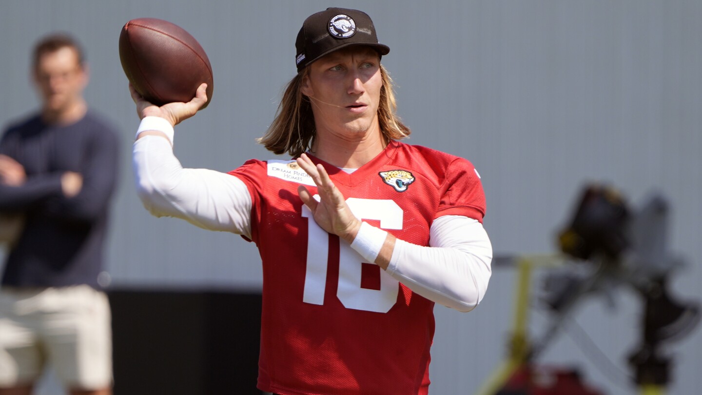 QB Trevor Lawrence and the Jaguars agree to a 5-year, $275M contract extension, AP source says