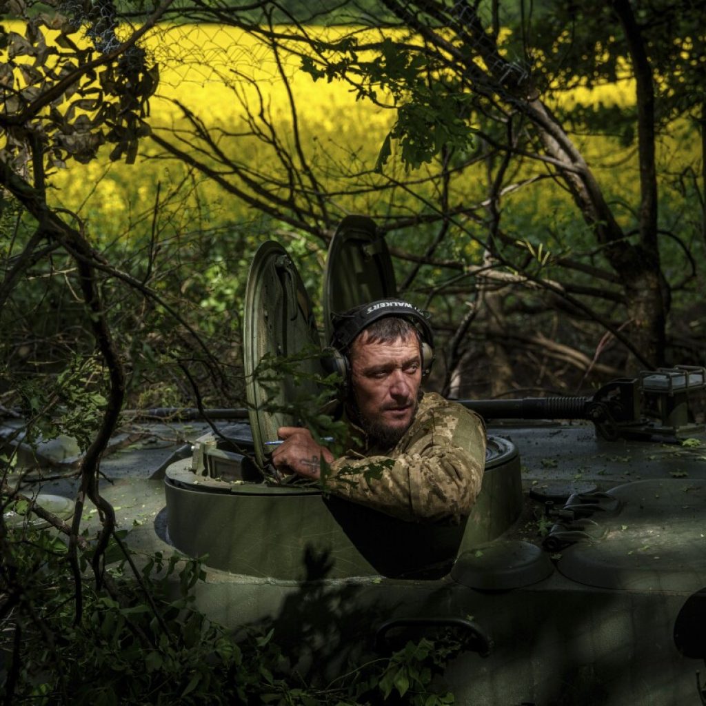 Ukraine employs a flexible defense while waiting for new Western ammo to get to the front