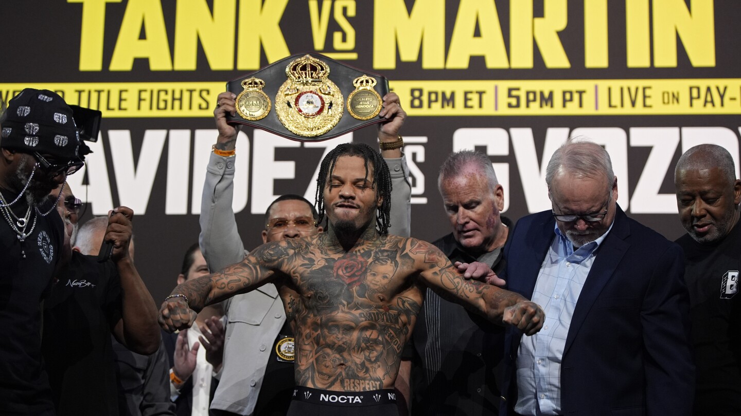 ‘Tank’ Davis knocks out Martin in the 8th round to keep WBA lightweight title