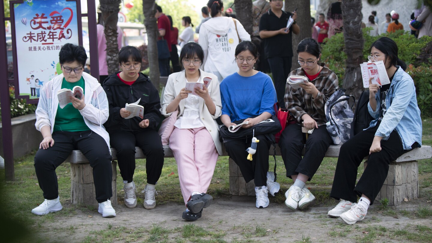 A vocational school student stuns China by besting university competitors in a math contest