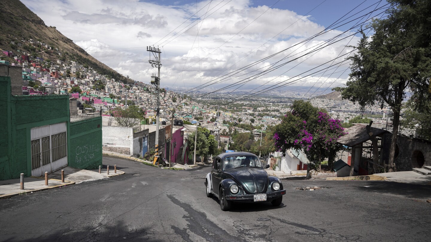 A Mexico City neighborhood keeps the iconic Volkswagen Beetle alive