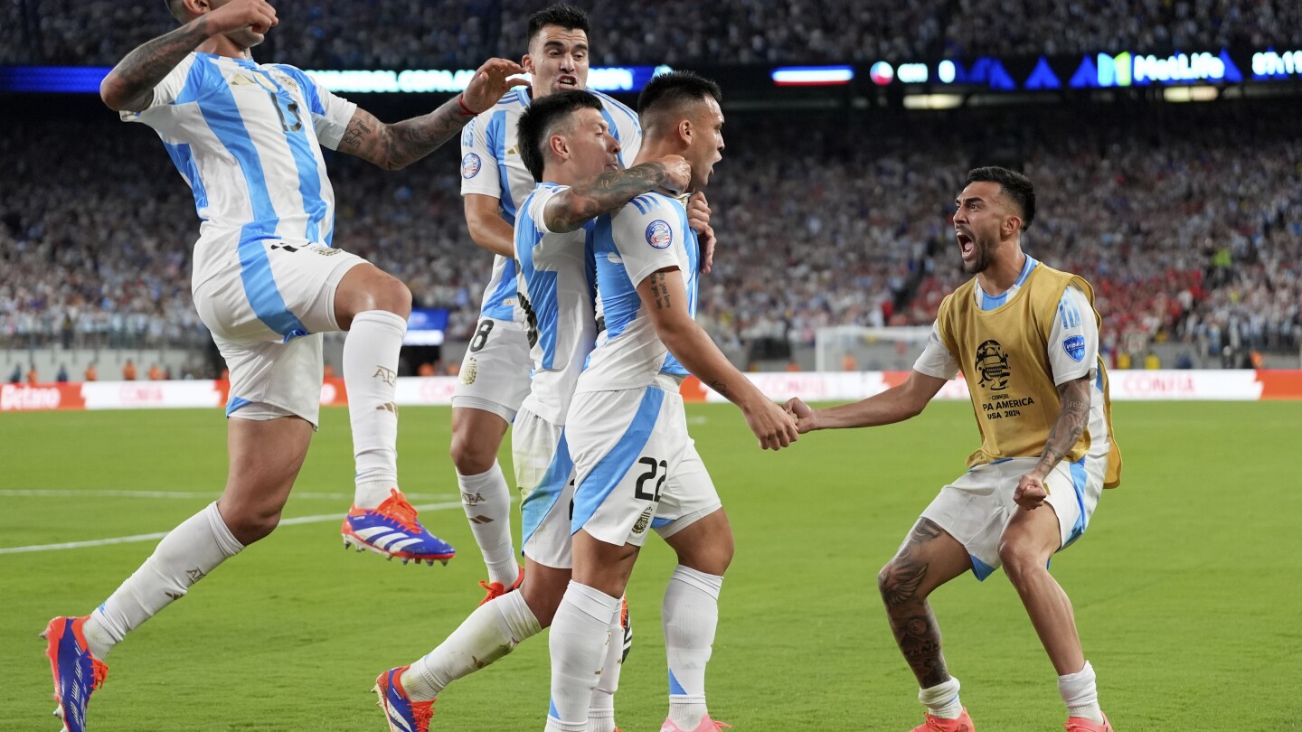 Argentina advances to Copa America quarterfinals, beats Chile 1-0 on Martínez 88th-minute goal