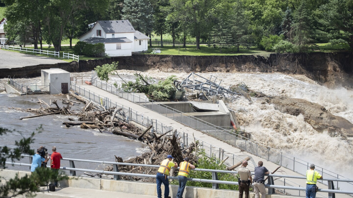 Midwest flooding devastation comes into focus as flood warnings are extended in other areas