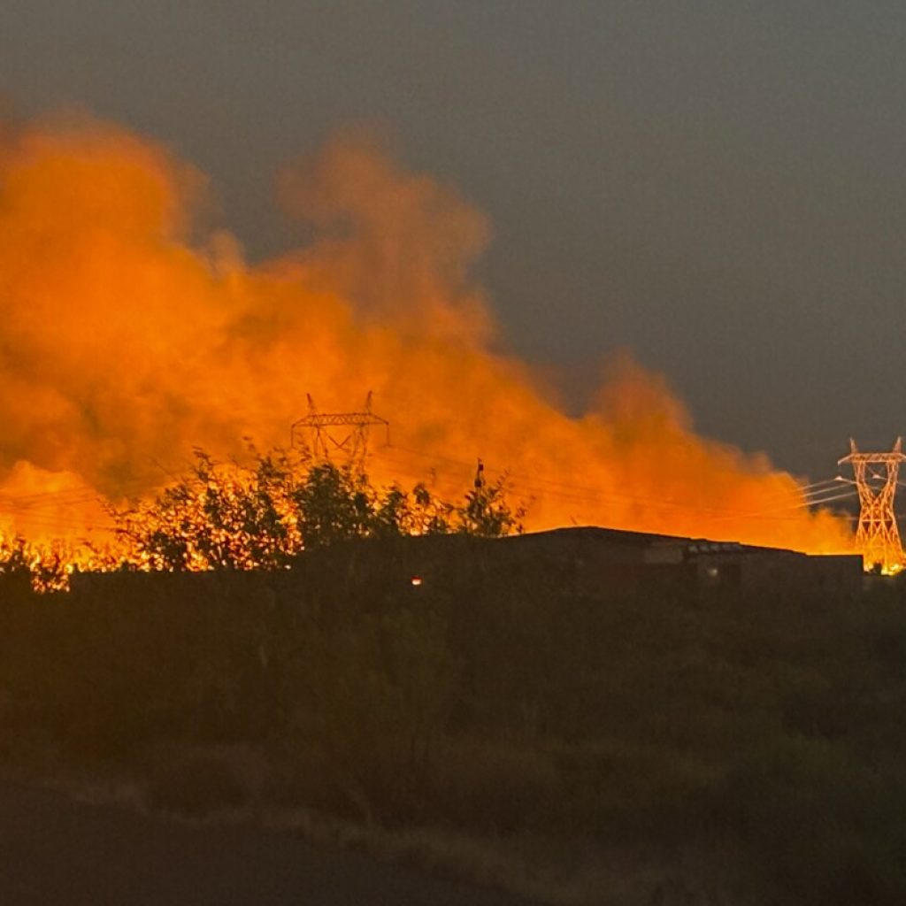 Arizona wildfire advances after forcing evacuations near Phoenix