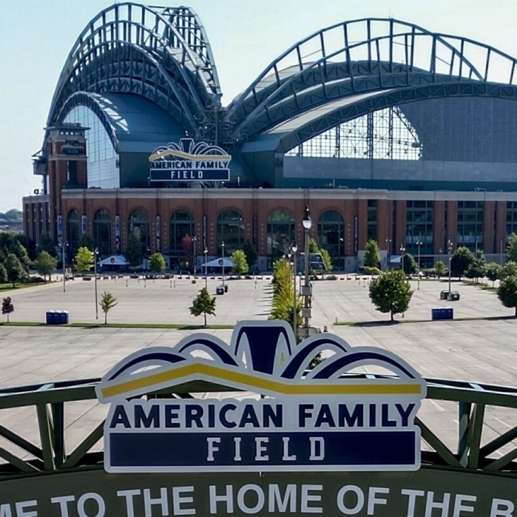 11 people injured when escalator malfunctions in Milwaukee ballpark after Brewers lose to Cubs