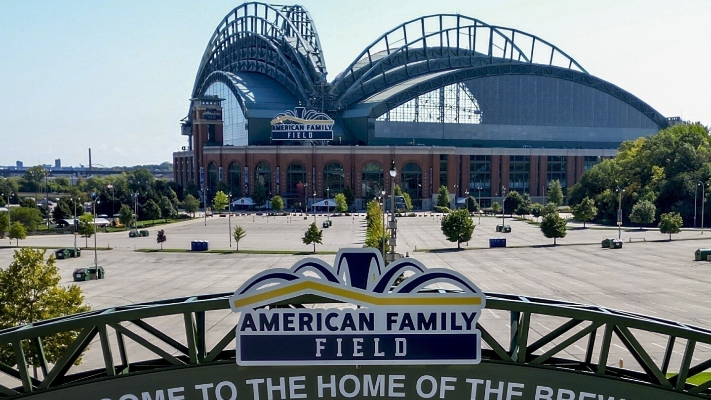 11 people injured when escalator malfunctions in Milwaukee ballpark after Brewers lose to Cubs