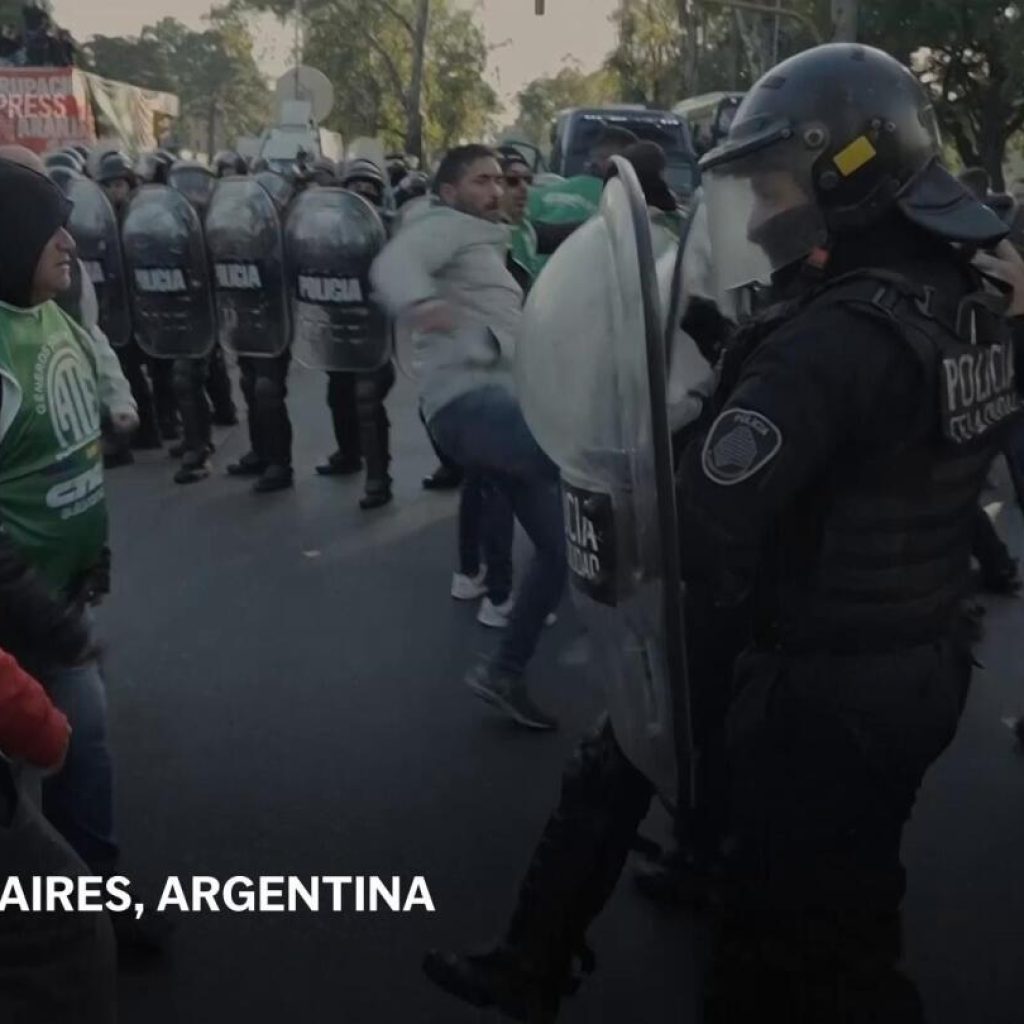 Union protest held in Buenos Aires as Milei administration deepens layoffs of state workers | AP News