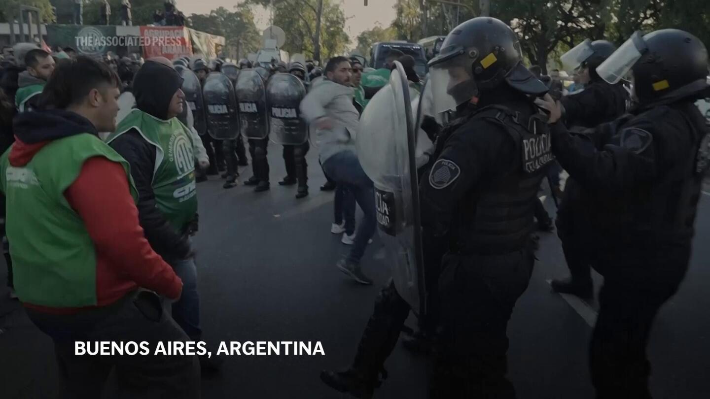 Union protest held in Buenos Aires as Milei administration deepens layoffs of state workers | AP News