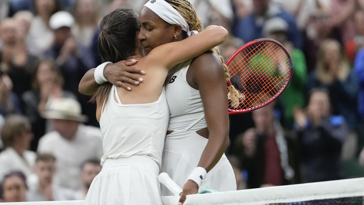 Coco Gauff can’t get a new game plan at Wimbledon and loses to Emma Navarro