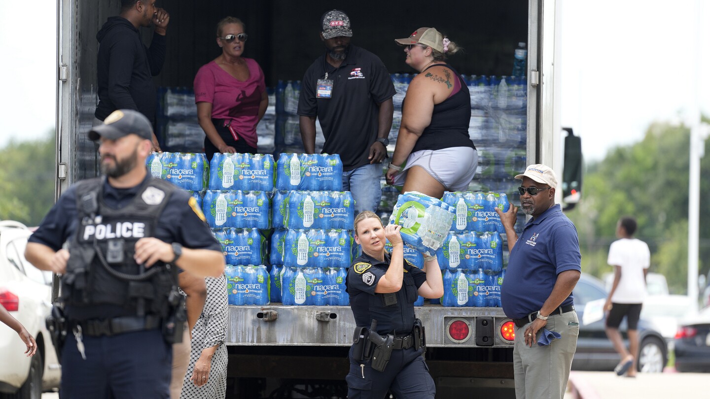 The request for federal aid after Beryl opens a rift between the White House and Texas