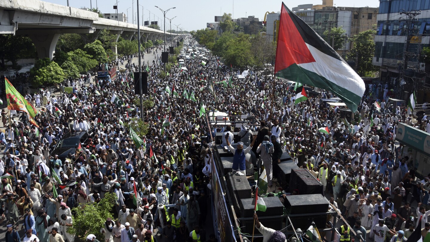 Thousands of Islamists rally near the Pakistani capital to denounce Israeli strikes in Gaza