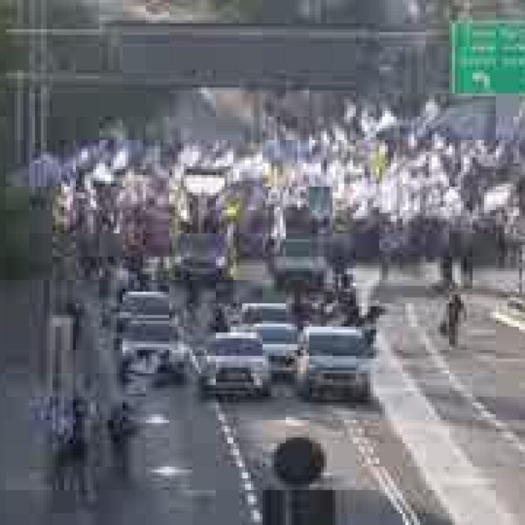 Hundreds march in Jerusalem urging the govt to reach a deal to release hostages being held in Gaza | AP News