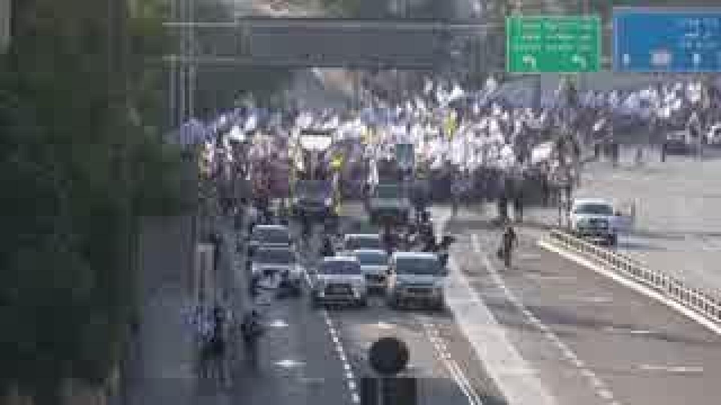 Hundreds march in Jerusalem urging the govt to reach a deal to release hostages being held in Gaza | AP News