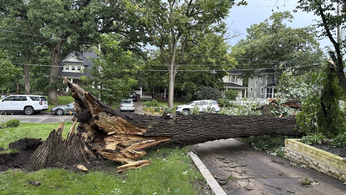 Storms with likely tornadoes slap the Chicago area, killing 1 and cutting power