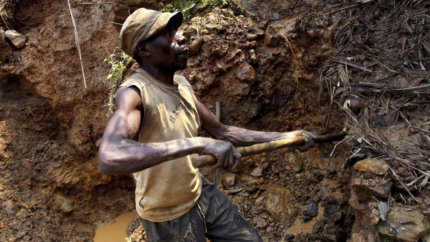 Governor of eastern Congo’s gold-rich province bans mining activities to ‘restore order’