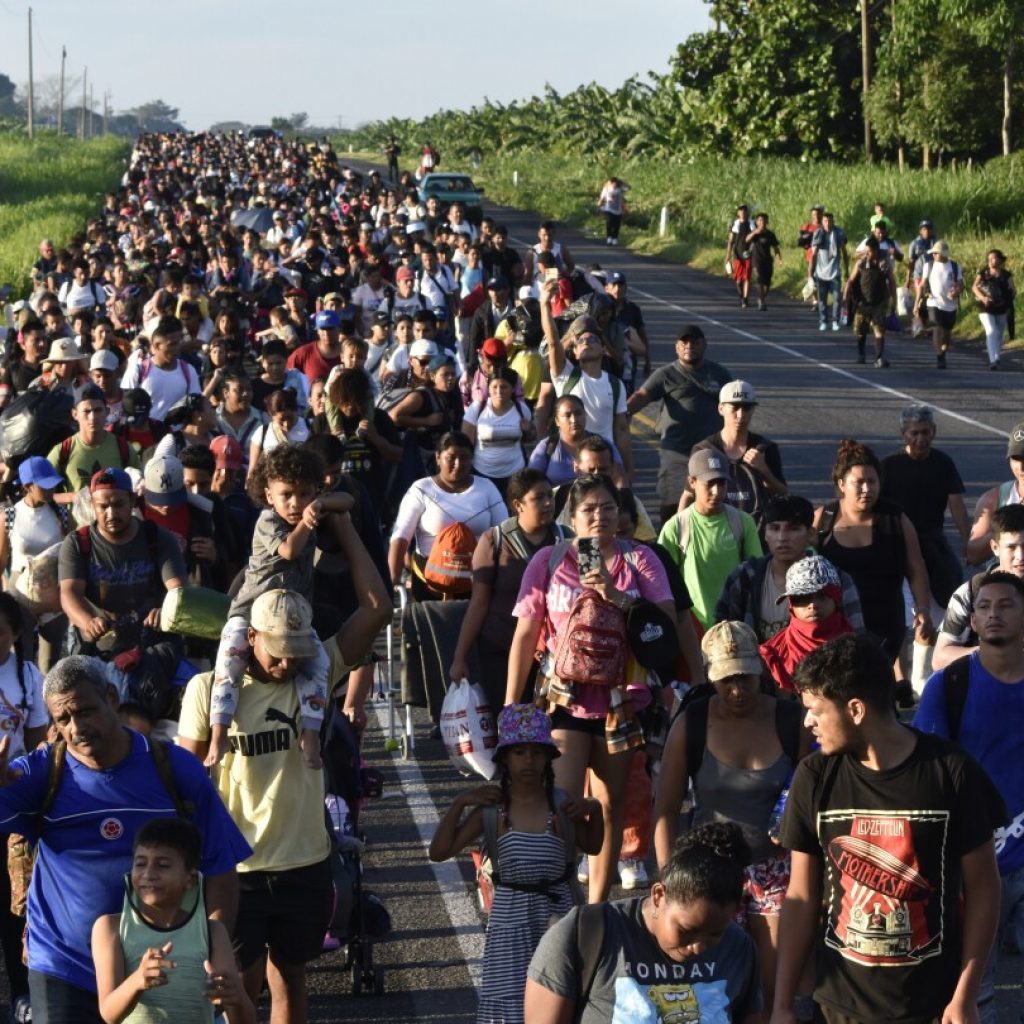 3,000 migrants leave southern Mexico on foot in a new caravan headed for the US border