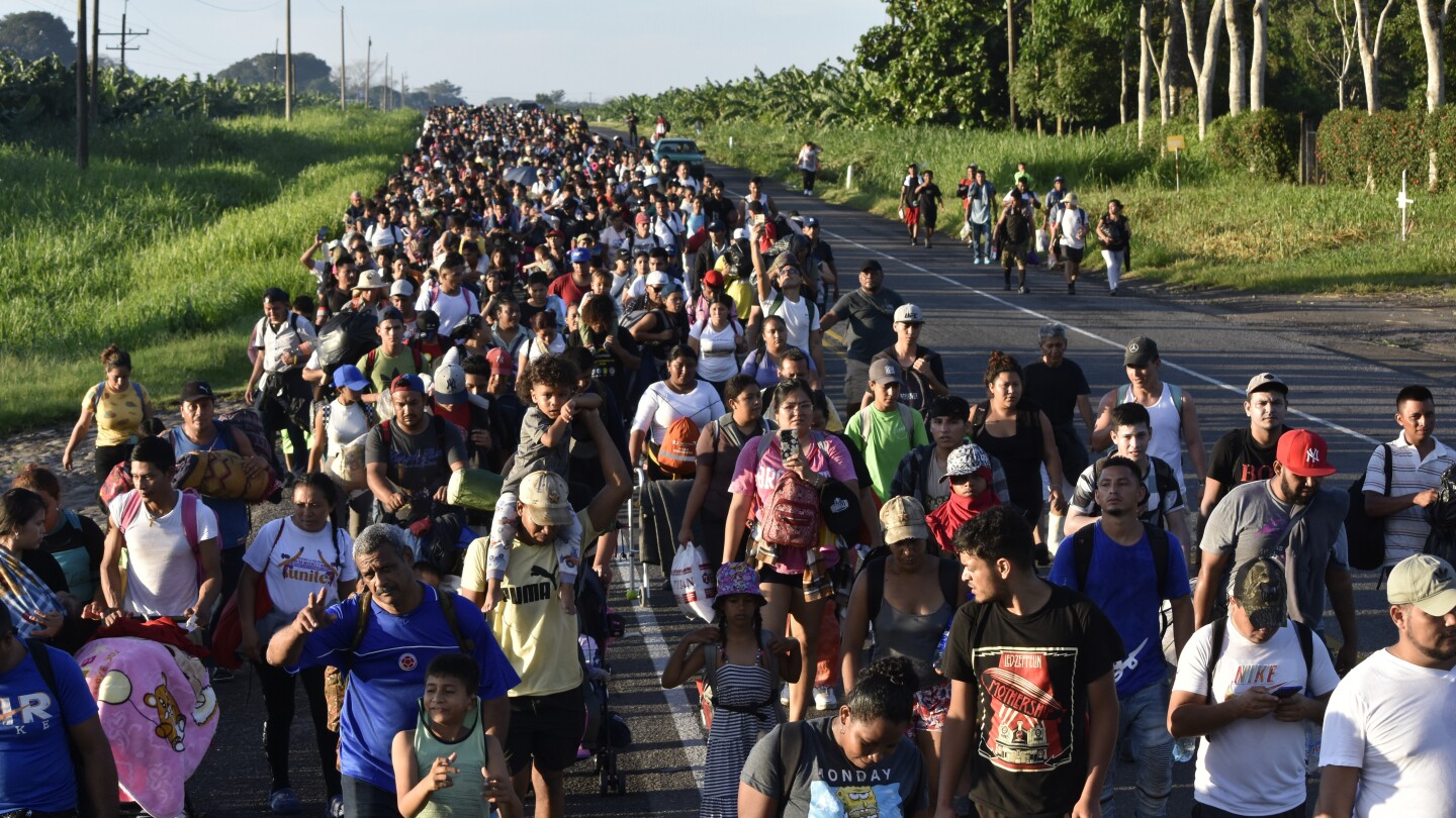 3,000 migrants leave southern Mexico on foot in a new caravan headed for the US border