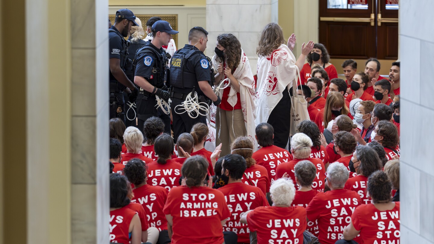 Demonstrators stage mass protest against Netanyahu visit and US military aid to Israel