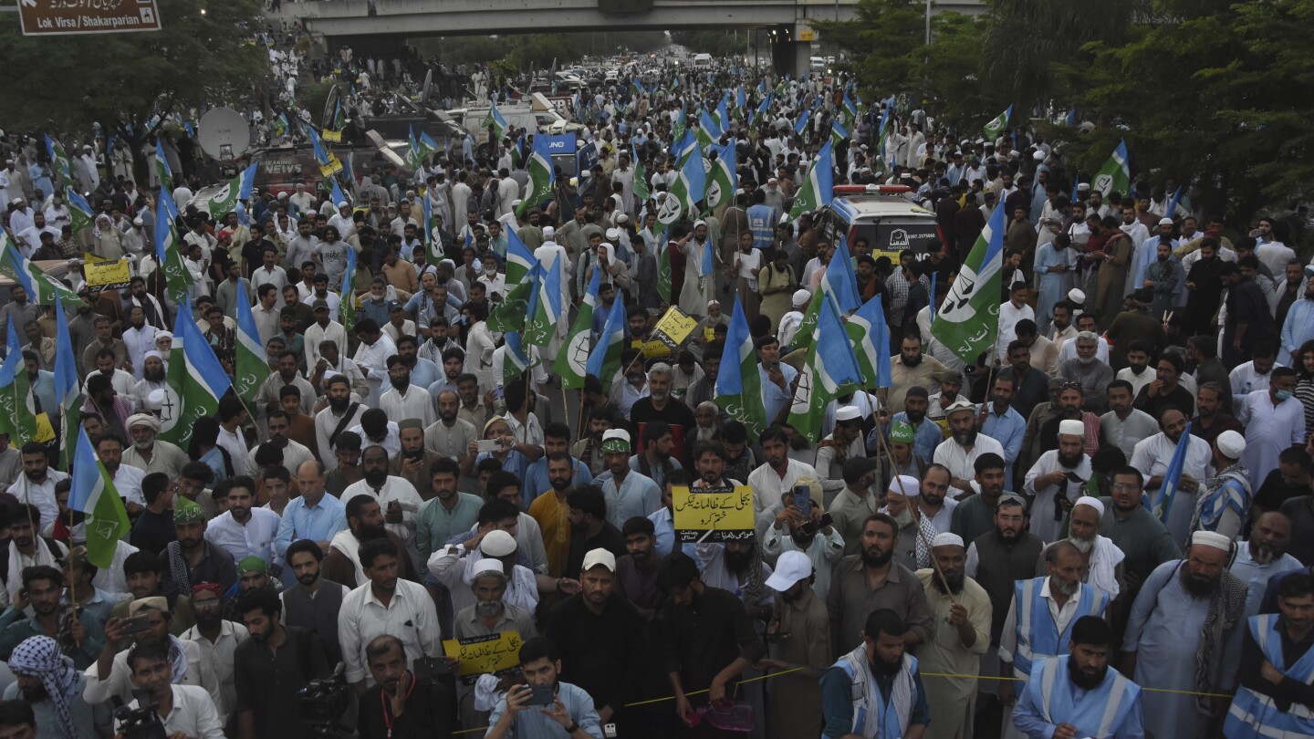 Key Pakistani Islamist party begins sit-in to protest increase in electricity bills
