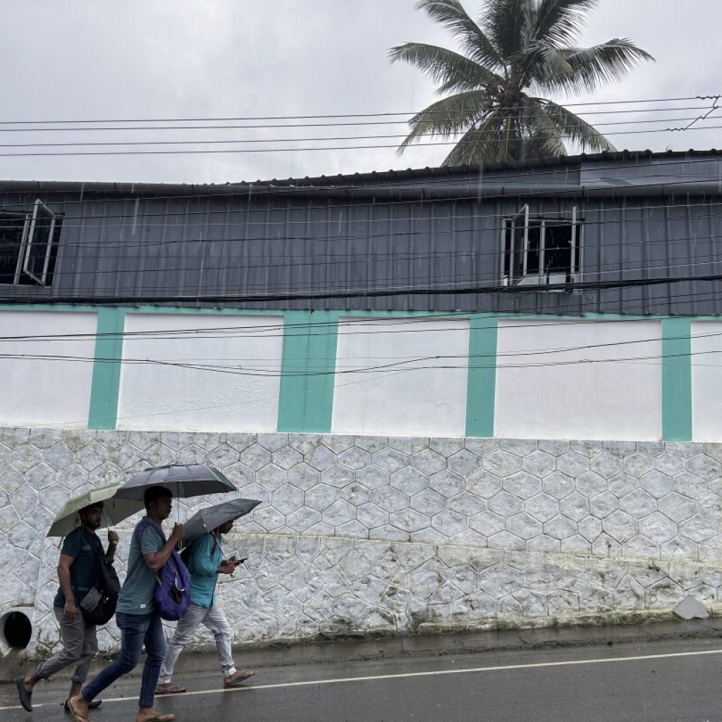 Landslides caused by heavy rains kill 5 and bury many others in southern India