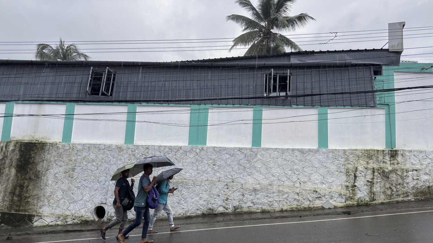 Landslides caused by heavy rains kill 5 and bury many others in southern India