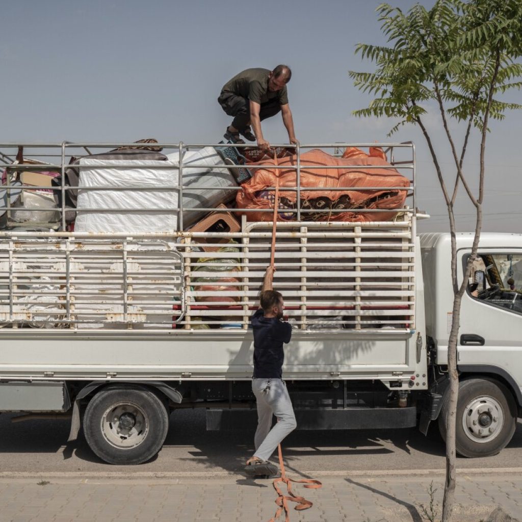 The closure of camps in Iraq housing Yazidis displaced by IS attacks is postponed, an official says