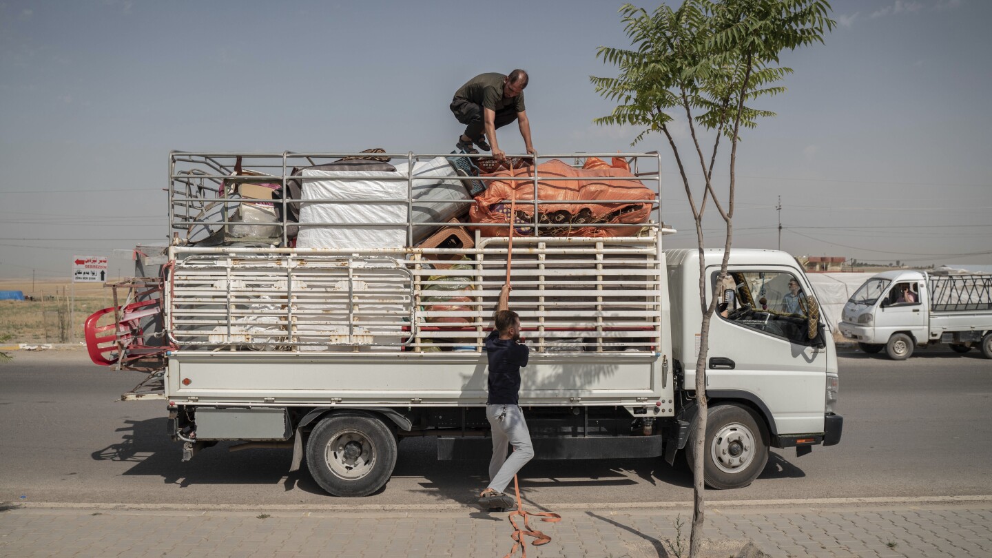 The closure of camps in Iraq housing Yazidis displaced by IS attacks is postponed, an official says