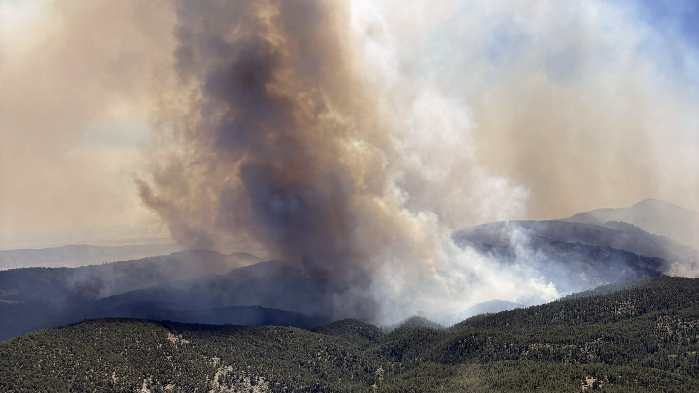 1 person killed in Colorado wildfires as blazes torch large areas of the U.S. West