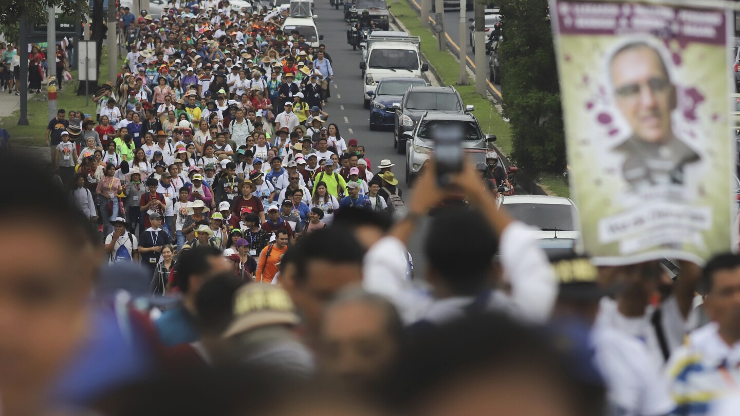 Salvadorans honoring Saint Óscar Romero: During these difficult times, he is like a ray of hope