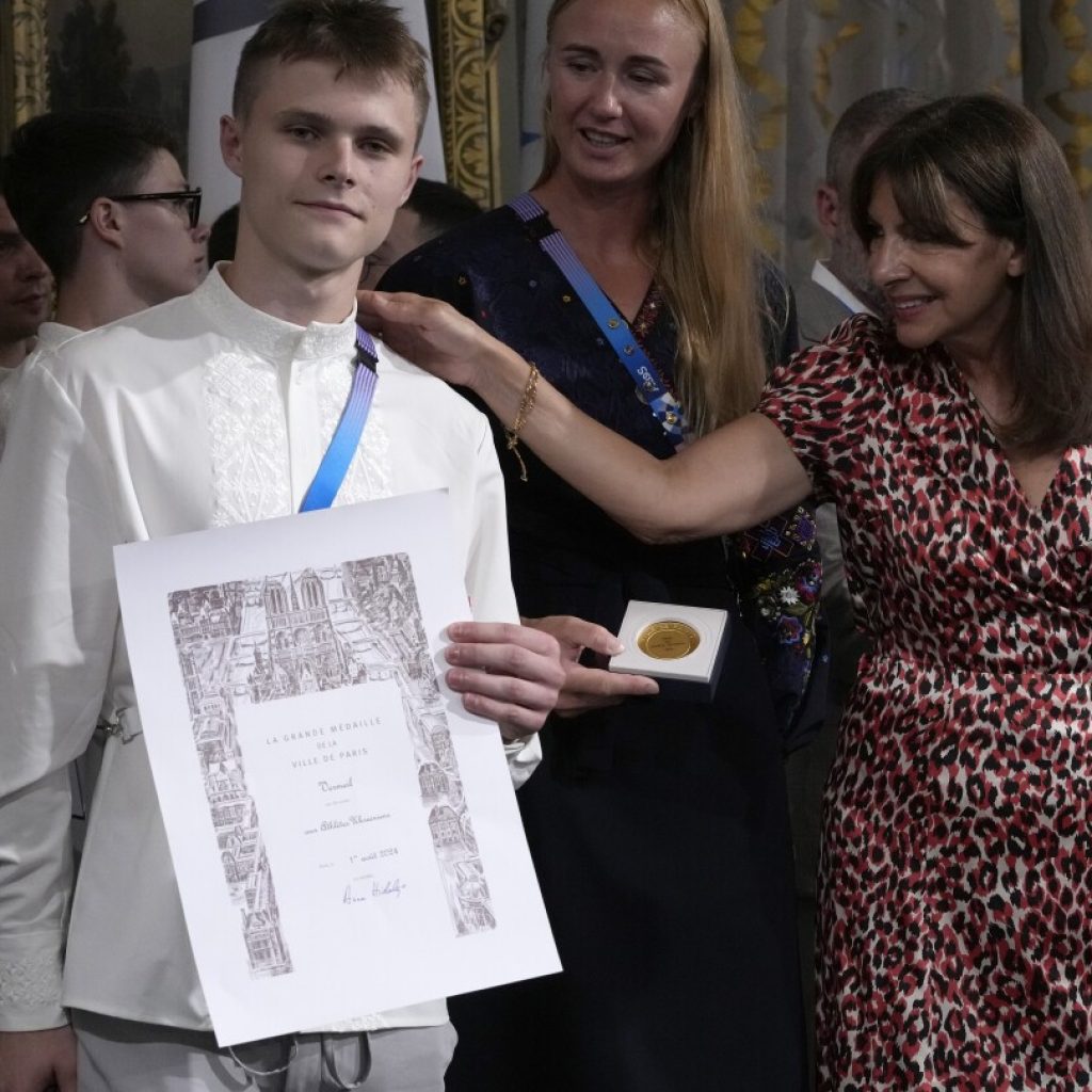 Paris mayor honors Ukrainian Olympic athletes in solidarity during war