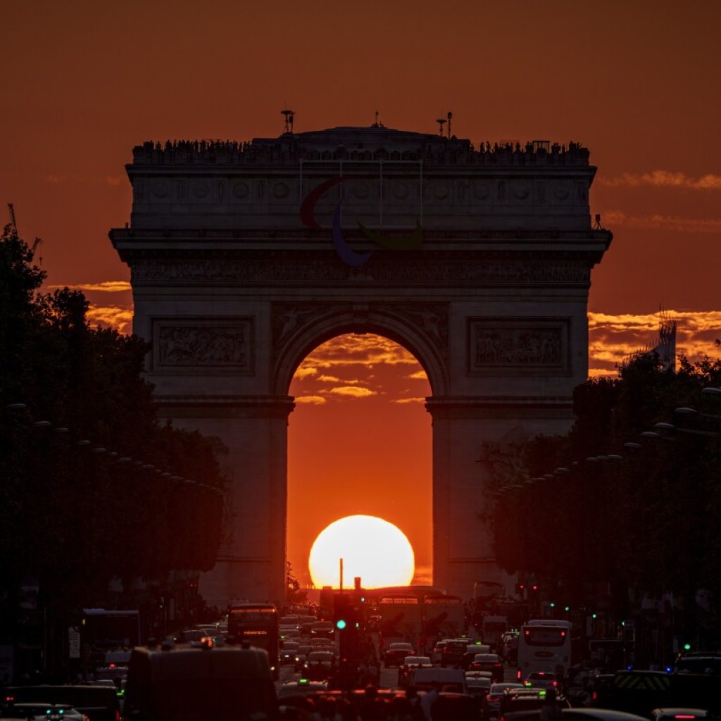 One Extraordinary (Olympic) Photo: Vadim Ghirda captures the sunset framed by the Arc de Triomphe