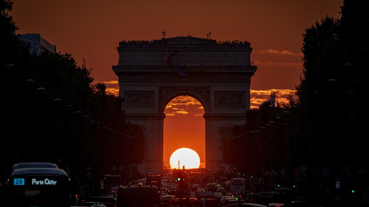 One Extraordinary (Olympic) Photo: Vadim Ghirda captures the sunset framed by the Arc de Triomphe