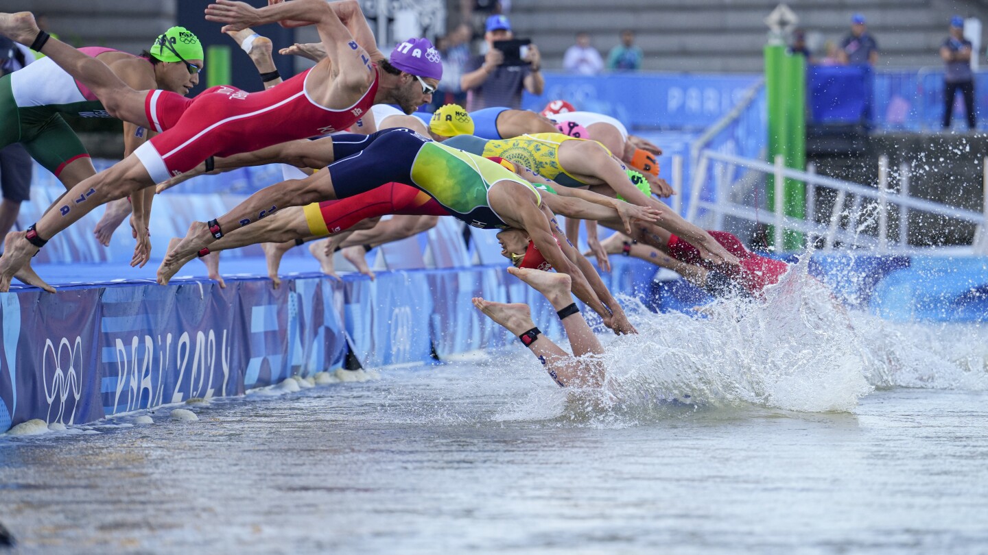 Olympic triathlon mixed relay gets underway with swims in the Seine amid water quality concerns