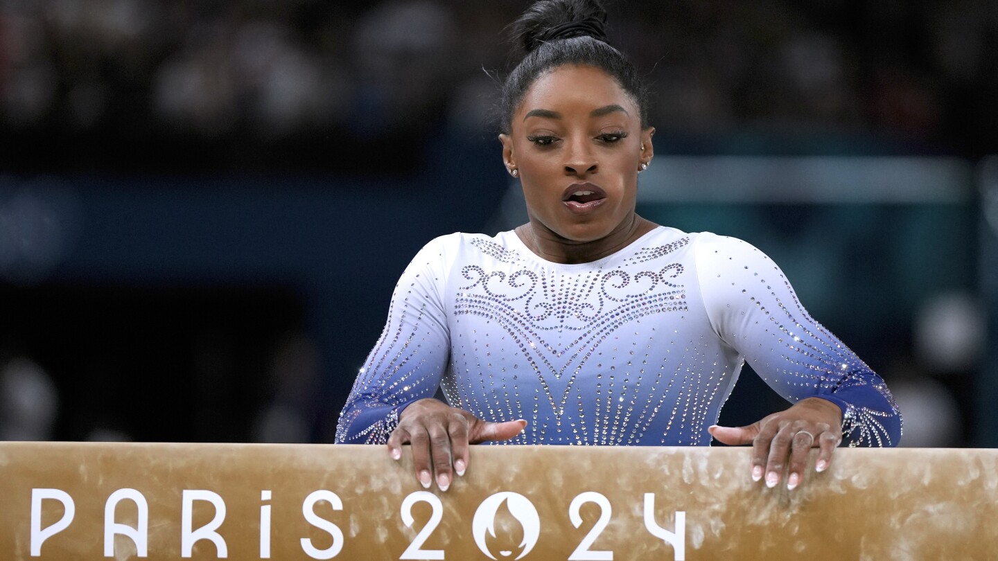 Simone Biles slips off the balance beam during event finals to miss the Olympic medal stand