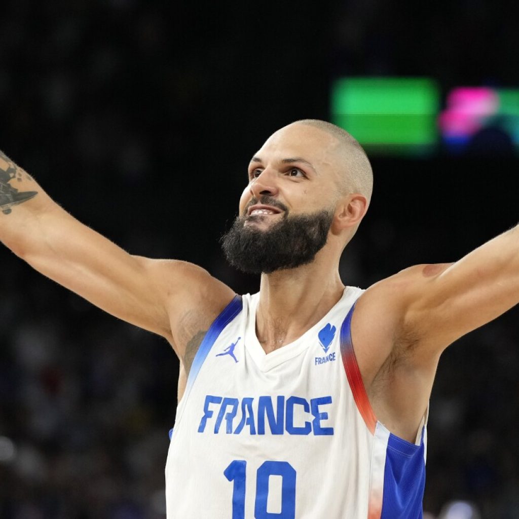 Evan Fournier’s 40-footer helps seal France’s win over Canada and trip to the Olympic semifinals