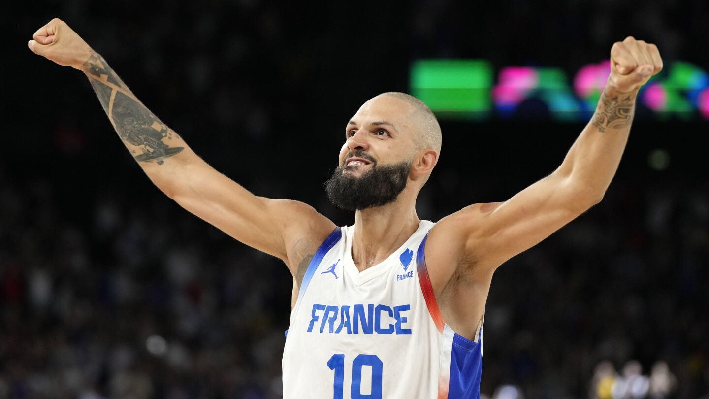 Evan Fournier’s 40-footer helps seal France’s win over Canada and trip to the Olympic semifinals