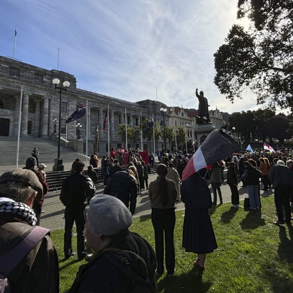 New Zealand leader defends the removal of Māori phrases from an official invitation