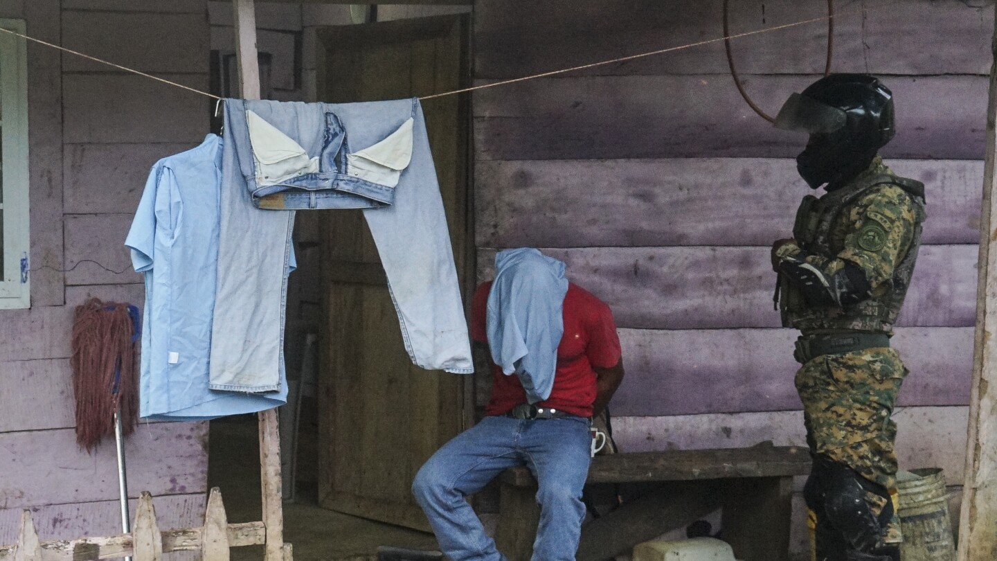 Panama arrests 15 people for smuggling Chinese migrants through the Darien Gap