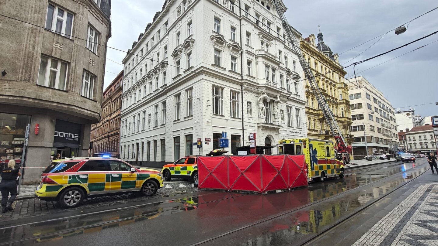 Part of falling cornice kills 1 at Prague tram stop