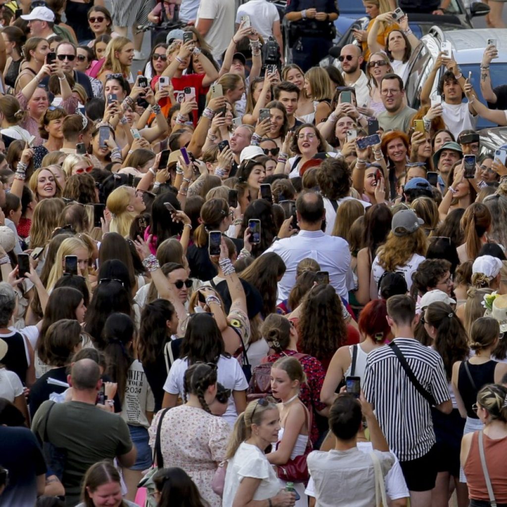 AP PHOTOS: Hundreds of Taylor Swift fans come together in Vienna after concerts cancelled