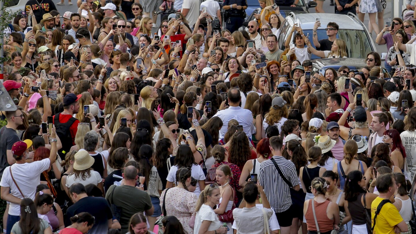 AP PHOTOS: Hundreds of Taylor Swift fans come together in Vienna after concerts cancelled