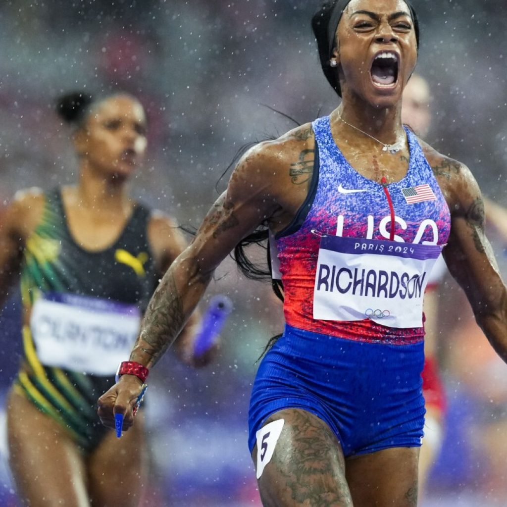 Sha’Carri Richardson rallies US women in Olympic 4×100 while men shut out again