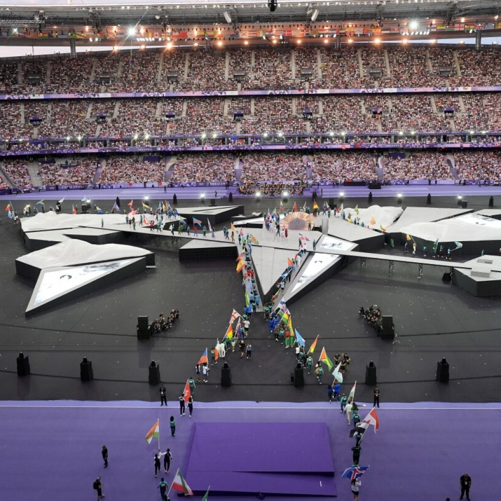 2024 Paris Olympic games: Léon Marchand carries flame for closing ceremony | AP News