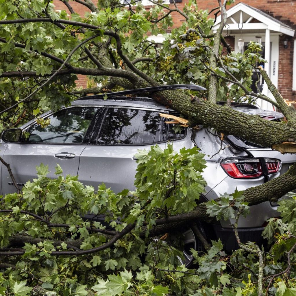 Debby’s aftermath leaves thousands in the dark; threatens more flooding in the Carolinas