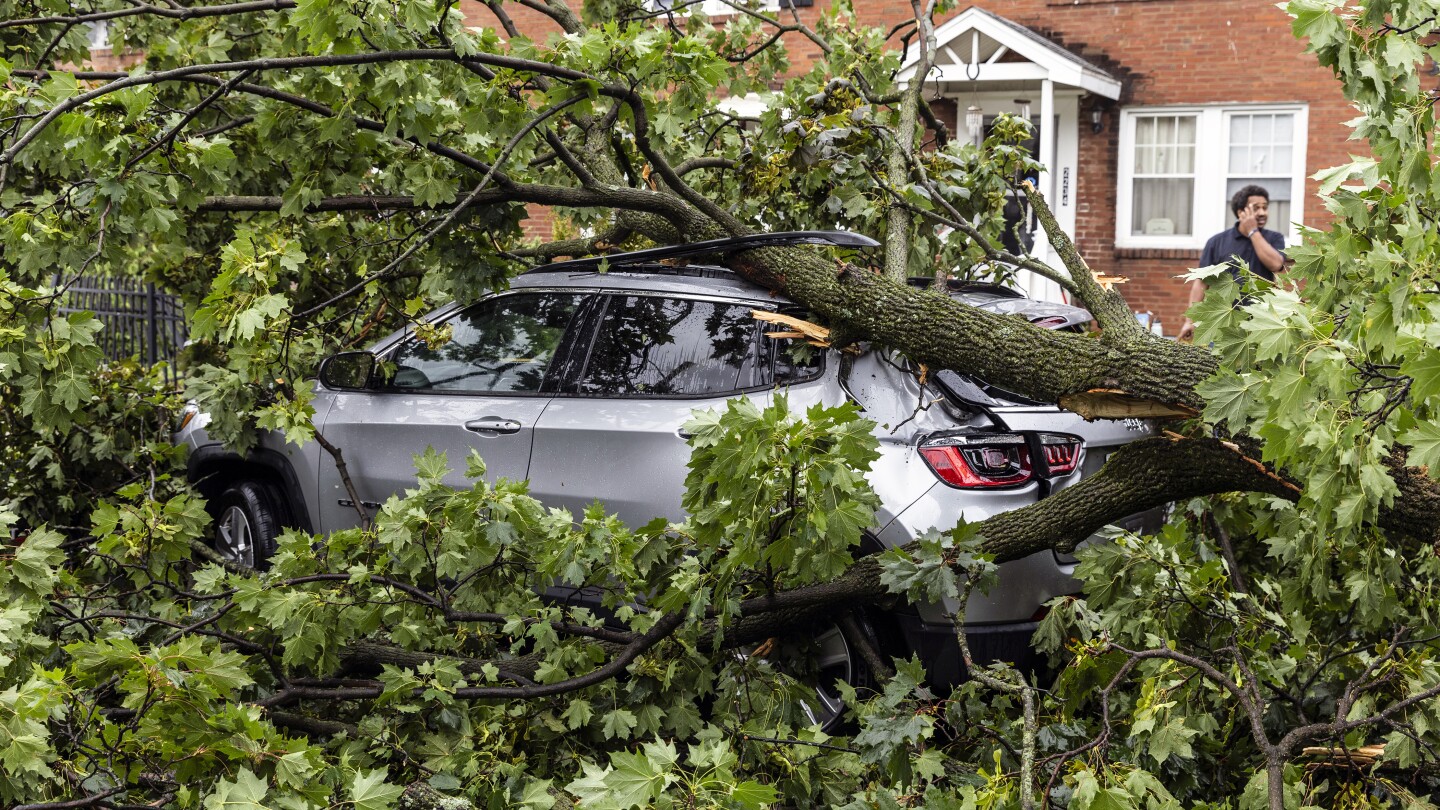 Debby’s aftermath leaves thousands in the dark; threatens more flooding in the Carolinas