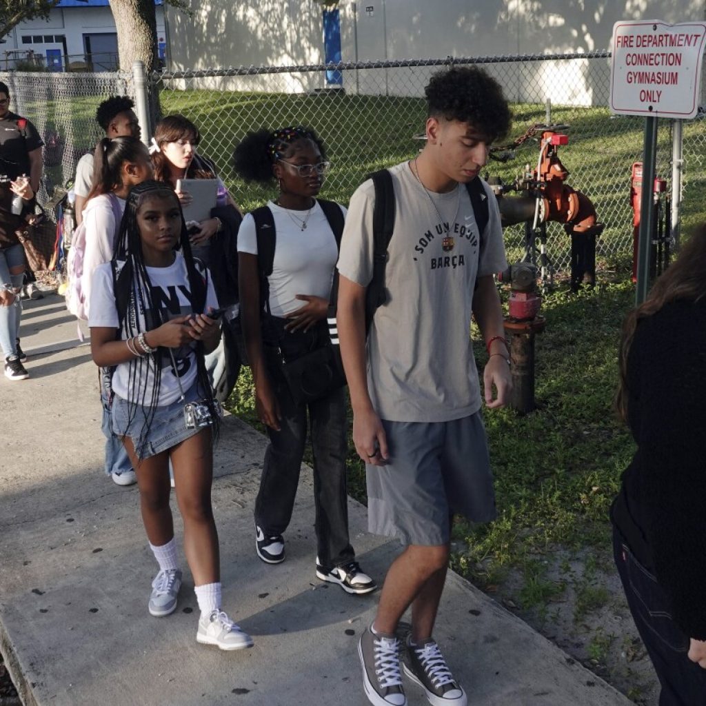 New metal detectors delay students’ first day of school in one South Florida district