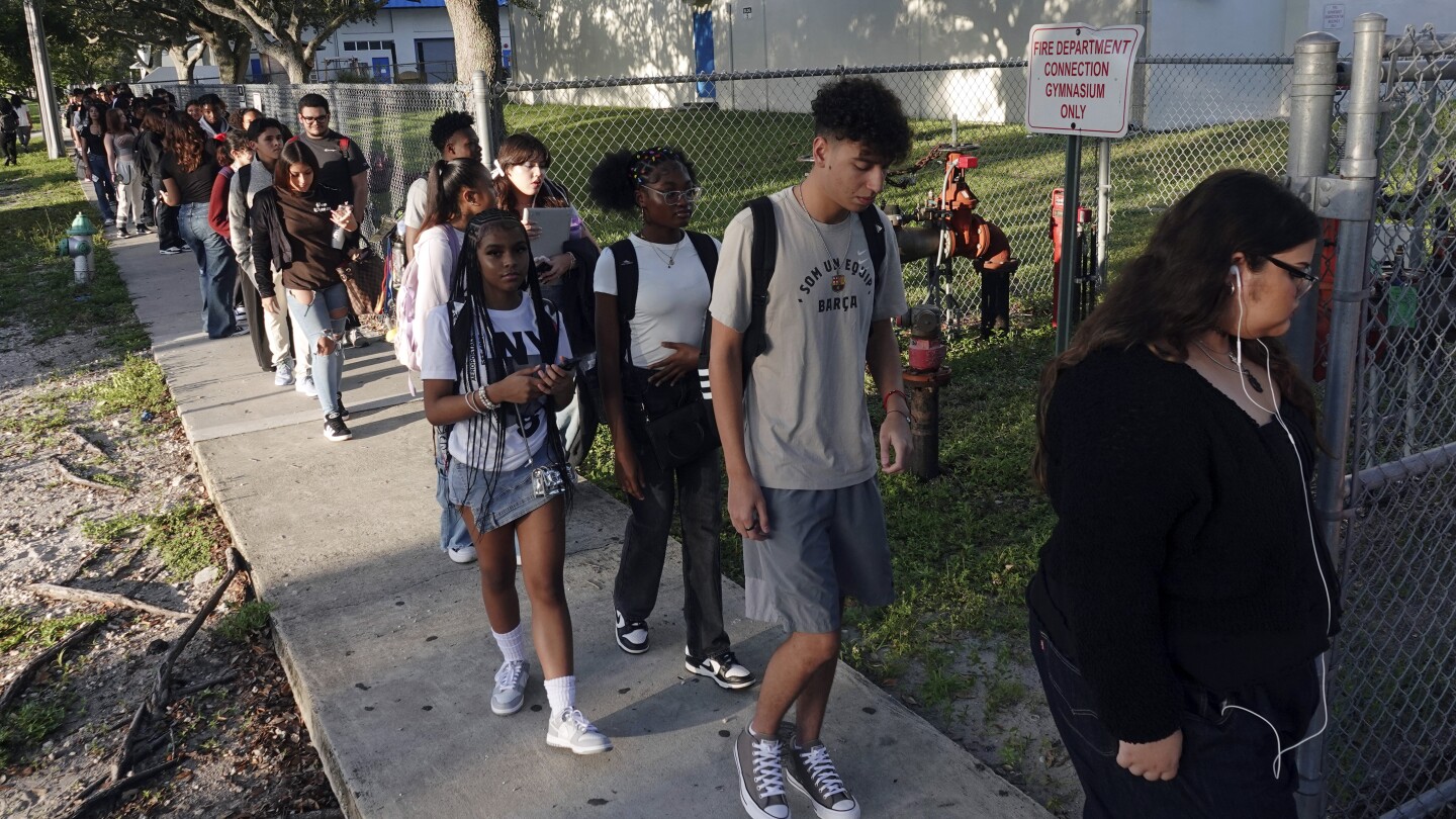 New metal detectors delay students’ first day of school in one South Florida district